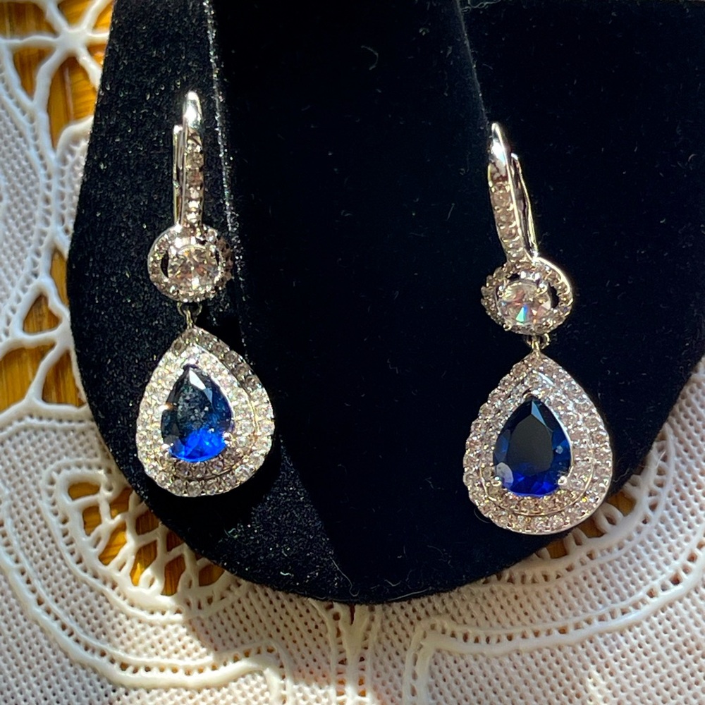 Teardrop silver earrings w/blue stones and white